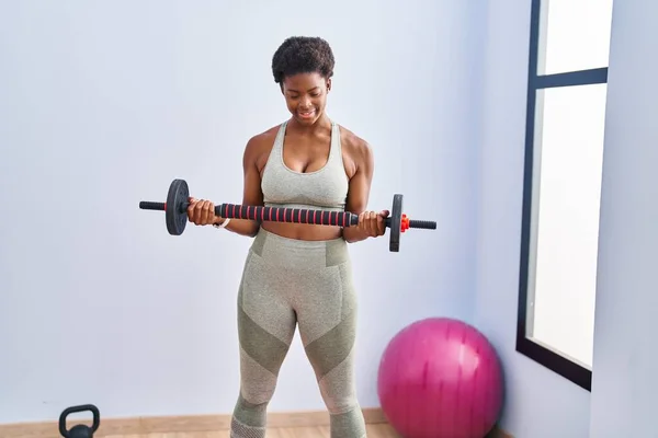 Африканская Американка Улыбается Уверенной Себе Тренировкой Весом Спорткомплексе — стоковое фото