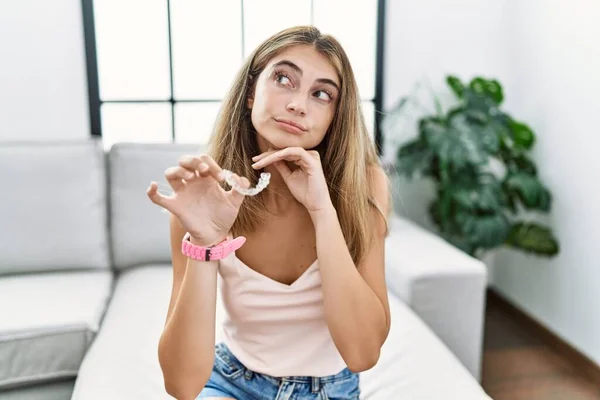 Jonge Blonde Vrouw Met Onzichtbare Lijn Orthodontische Met Hand Kin — Stockfoto