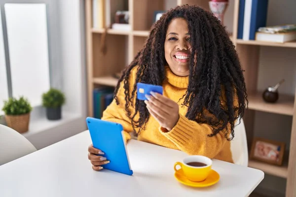 Femme Afro Américaine Utilisant Touchpad Carte Crédit Assis Sur Table — Photo