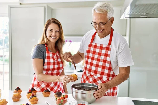 Middelbare Leeftijd Hispanic Paar Glimlachen Gelukkig Koken Muffins Keuken — Stockfoto