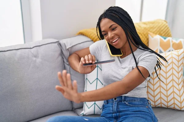 Afričanky Americká Žena Mluví Smartphone Pomocí Vápna Doma — Stock fotografie
