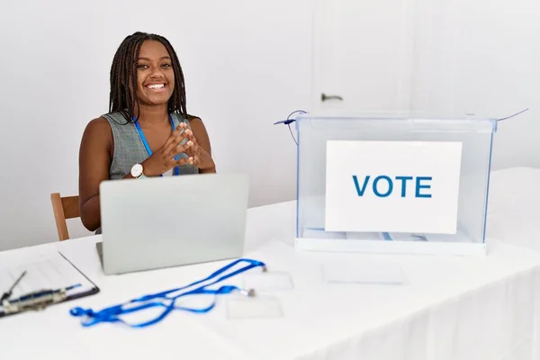 Νεαρή Αφροαμερικάνα Που Εργάζεται Στις Πολιτικές Εκλογές Κάθεται Χέρια Ενωμένα — Φωτογραφία Αρχείου