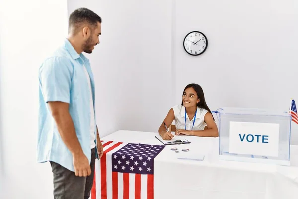 Joven Votante Americano Sonriendo Feliz Pie Colegio Electoral — Foto de Stock