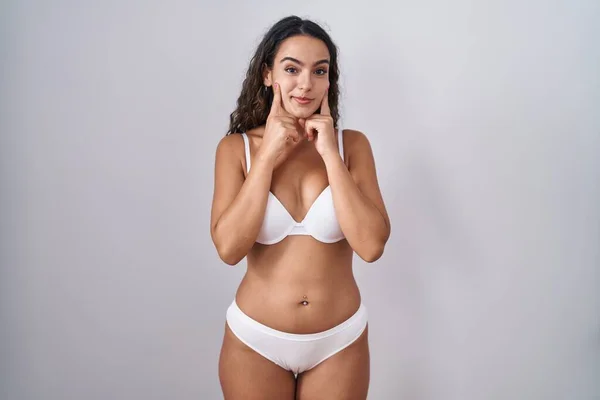 Ung Latinamerikansk Kvinna Klädd Vita Underkläder Leende Med Öppen Mun — Stockfoto