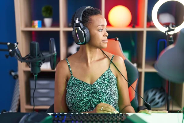 Afroamerikanerin Spielt Videospiele Die Zur Seite Schauen Entspannen Profil Pose — Stockfoto