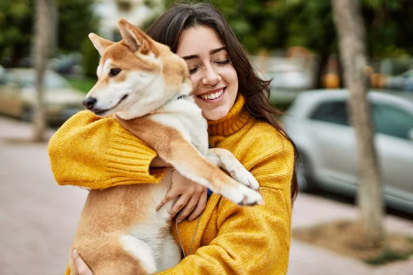 Όμορφη Νεαρή Γυναίκα Αγκαλιάζει Χαρούμενο Σκυλί Shiba Inu Στο Δρόμο — Φωτογραφία Αρχείου