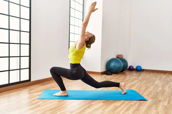 Genç Sarışın Kız Spor Merkezinde Yoga Eğitimi Alıyor — Stok fotoğraf