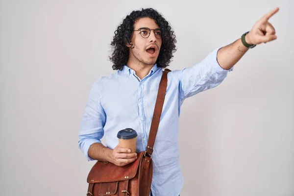 Kıvırcık Saçlı Spanyol Bir Adam Bir Fincan Kahve Içerken Parmağıyla — Stok fotoğraf