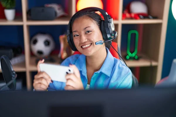 Young Chinese Woman Streamer Playing Video Game Using Smartphone Gaming — Photo