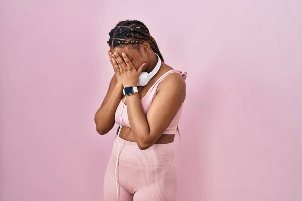 Africká Američanka Copánky Sobě Sportovní Oblečení Sluchátka Smutným Výrazem Zakrývající — Stock fotografie