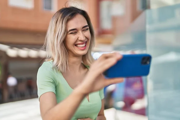 Young Woman Smiling Confident Watching Video Smartphone Street — ストック写真