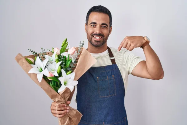 Homem Hispânico Com Barba Trabalhando Como Florista Olhando Confiante Com — Fotografia de Stock