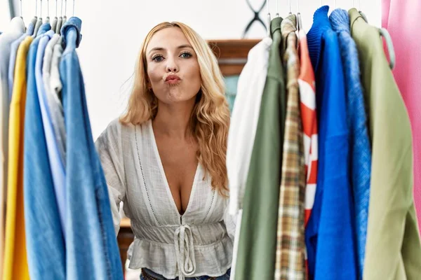 Beautiful Blonde Woman Searching Clothes Clothing Rack Looking Camera Blowing — Stockfoto
