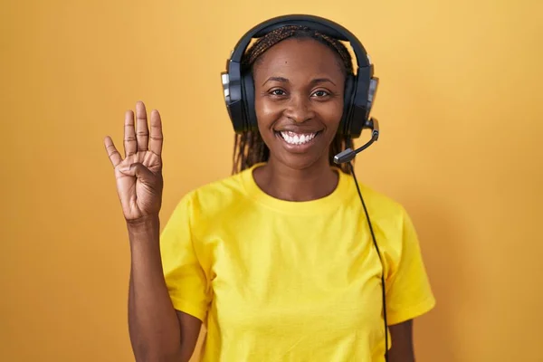 Afrikaans Amerikaanse Vrouw Luisteren Naar Muziek Met Behulp Van Koptelefoon — Stockfoto