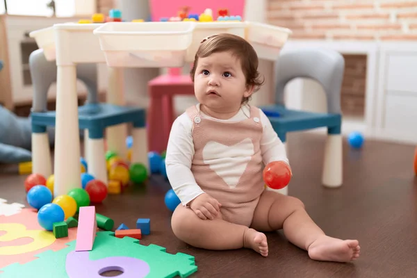 Liebenswertes Kleinkind Mit Plastikball Sitzt Kindergarten Auf Dem Boden — Stockfoto