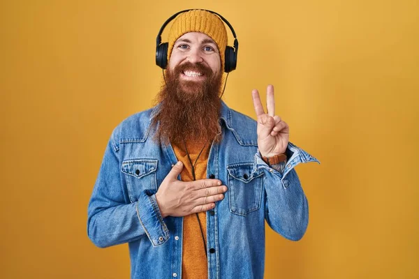 Uzun Sakallı Müzik Dinleyen Kulaklık Takan Gülümseyen Elleri Göğsünde Küfreden — Stok fotoğraf