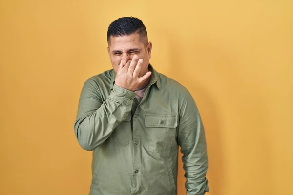 Ισπανόφωνος Νεαρός Άνδρας Στέκεται Πάνω Από Κίτρινο Φόντο Μυρίζει Κάτι — Φωτογραφία Αρχείου