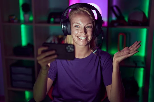 Joven Mujer Gamer Jugando Videojuegos Con Smartphone Celebrando Logro Con —  Fotos de Stock