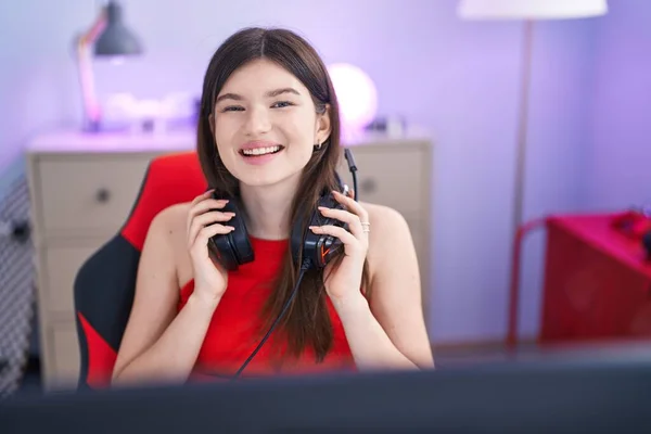 Young Caucasian Woman Streamer Smiling Confident Sitting Table Gaming Room — ストック写真