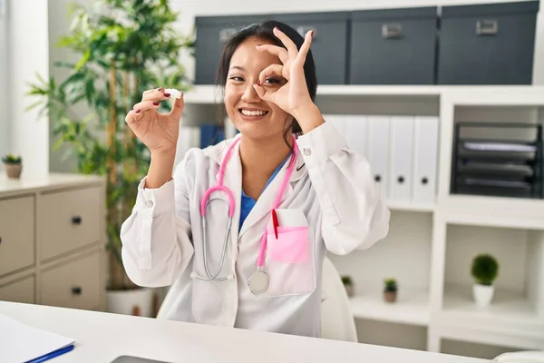 Young Asian Woman Wearing Doctor Uniform Stethoscope Smiling Happy Doing — ストック写真