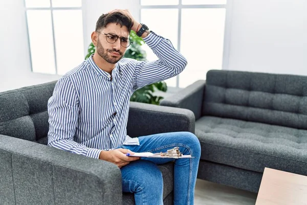 Young Psychologist Man Consultation Office Confuse Wondering Question Uncertain Doubt — Stock Photo, Image