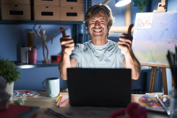 Orta Yaşlı Bir Adam Elinde Dizüstü Bilgisayarla Gece Başarısı Işareti — Stok fotoğraf