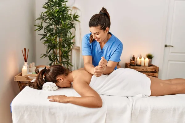 Två Kvinnor Terapeut Och Patient Som Har Massage Session Massera — Stockfoto