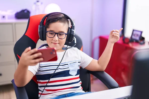 Genç Spanyol Çocuk Akıllı Telefonuyla Video Oyunu Oynuyor Gülümsüyor Mutlu — Stok fotoğraf
