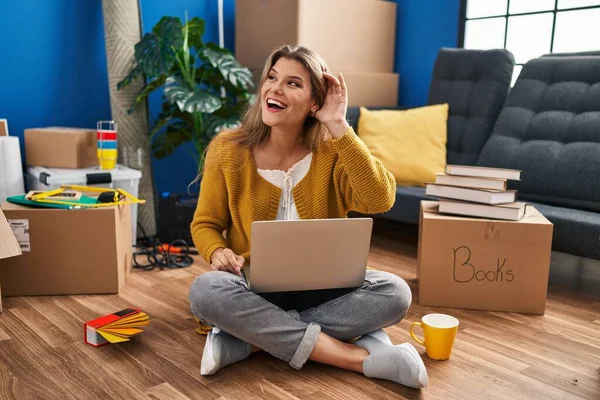 Young Woman Sitting Floor New Home Using Laptop Smiling Hand — Stock Photo, Image