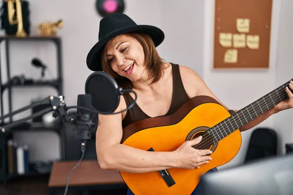 Женщина Музыкант Средних Лет Поет Песню Классической Гитаре Музыкальной Студии — стоковое фото