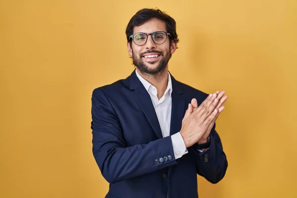 Handsome Latin Man Standing Yellow Background Clapping Applauding Happy Joyful — Stock Photo, Image