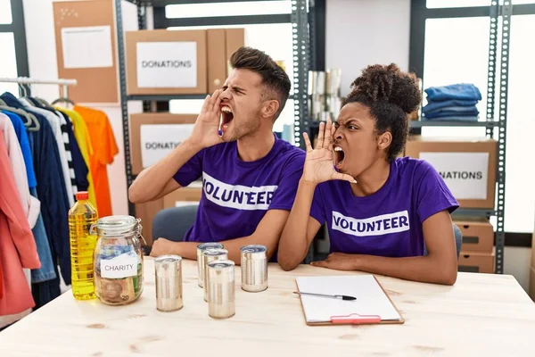 Los Jóvenes Interracial Que Usan Camisetas Voluntarias Las Donaciones Ponen —  Fotos de Stock