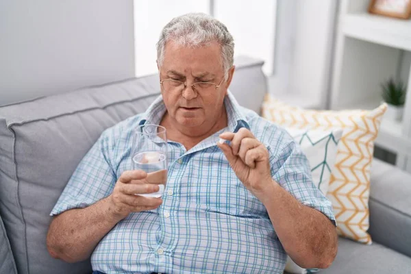 Hombre Pelo Gris Mediana Edad Tomando Píldora Bebiendo Vaso Agua — Foto de Stock