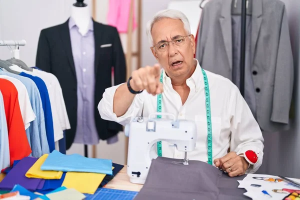 Homem Meia Idade Com Cabeleireiro Cinza Usando Máquina Costura Apontando — Fotografia de Stock
