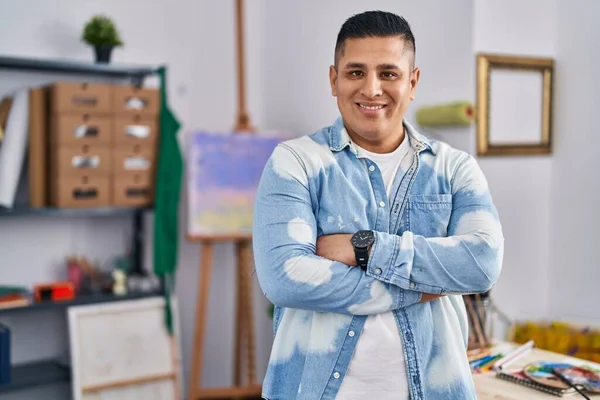 Jonge Latijnse Man Kunstenaar Glimlachend Zelfverzekerd Staan Met Armen Gekruist — Stockfoto