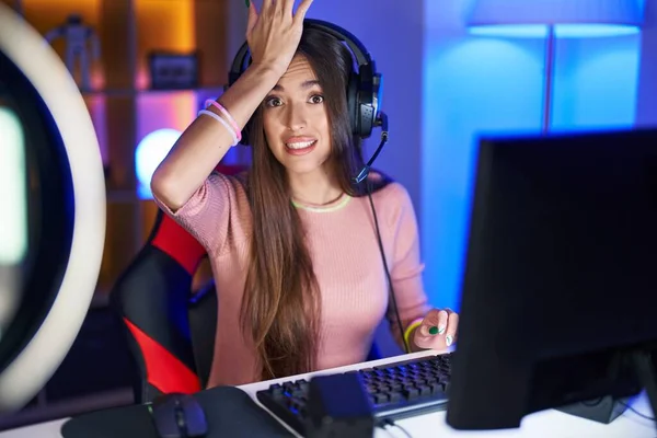 Young Hispanic Woman Playing Video Games Surprised Hand Head Mistake — Stock Photo, Image