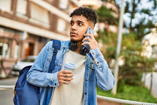 Hispanischer Junger Mann Telefoniert Auf Der Straße — Stockfoto