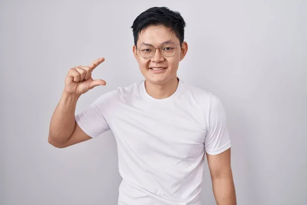 Young Asian Man Standing White Background Smiling Confident Gesturing Hand — Stockfoto