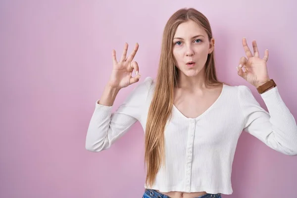 Jonge Blanke Vrouw Staan Roze Achtergrond Kijken Verrast Geschokt Doen — Stockfoto