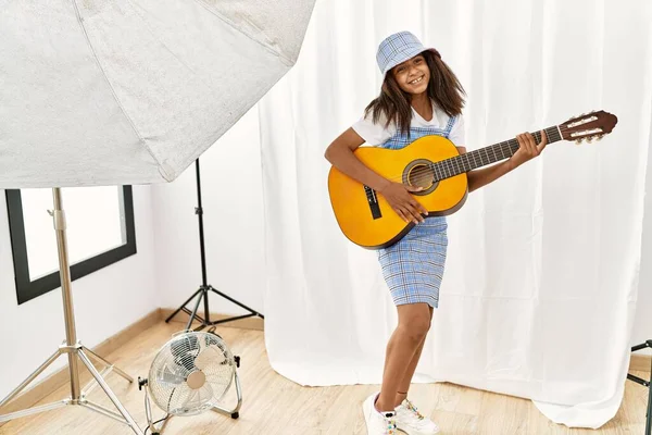 Chica Afroamericana Sonriendo Confiada Posando Tocando Guitarra Estudio Fotografía — Foto de Stock
