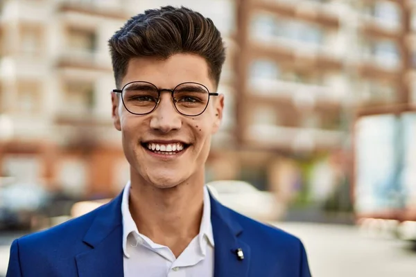Joven Sonriendo Confiado Usando Traje Gafas Calle — Foto de Stock