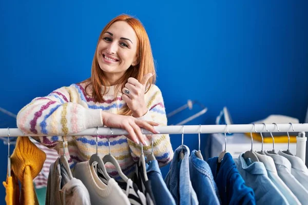 Junge Frau Sucht Kleidung Auf Kleiderständer Lächelt Glücklich Und Positiv — Stockfoto