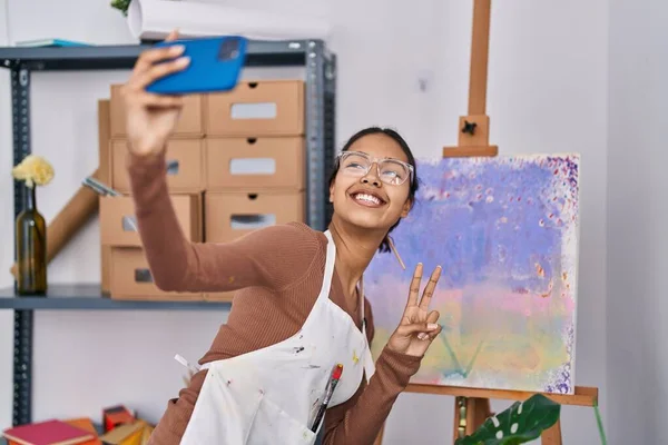 Genç Afrikalı Amerikalı Kadın Sanatçı Gülümsüyor Sanat Stüdyosundaki Akıllı Telefondan — Stok fotoğraf