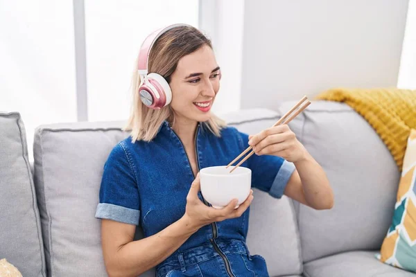 Young Woman Listening Music Eating Chinese Food Home — Stockfoto