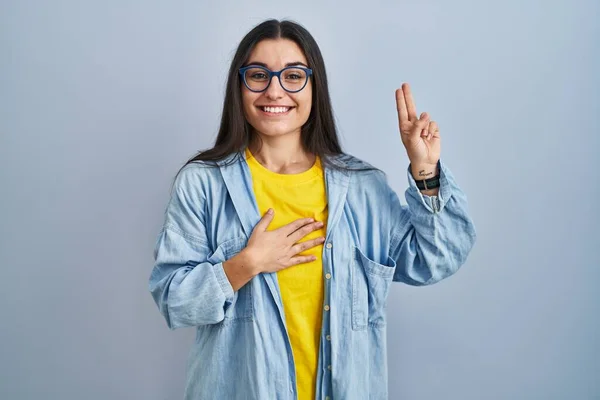 Young Hispanic Woman Standing Blue Background Smiling Swearing Hand Chest — Stock Photo, Image