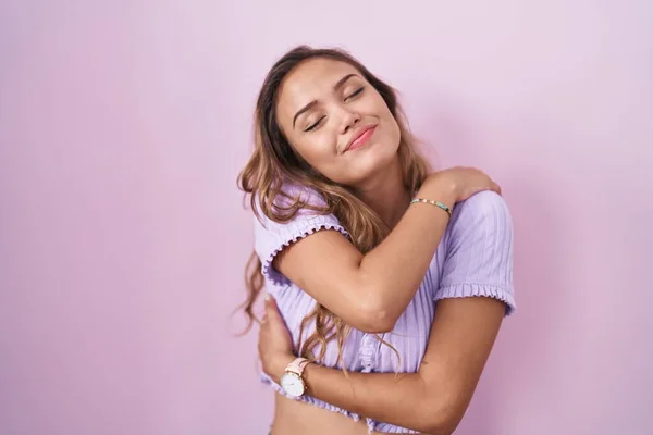 Mulher Hispânica Jovem Sobre Fundo Rosa Abraçando Feliz Positivo Sorrindo — Fotografia de Stock