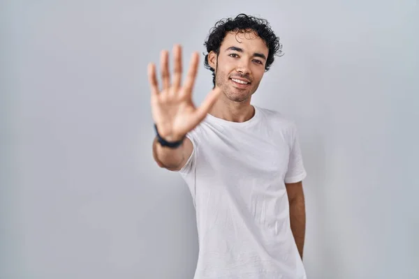 西班牙裔男子站在孤立的背景下 用五号手指指指指点点 面带微笑 自信而快乐 — 图库照片