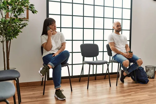 Två Latinamerikanska Person Tråkig Prata Smartphone Väntrummet — Stockfoto