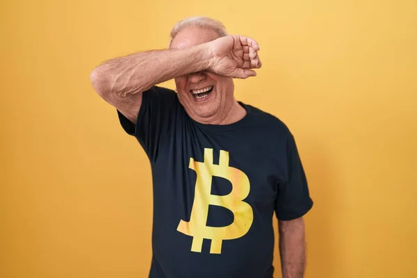Homem Sênior Com Cabelos Grisalhos Vestindo Camiseta Bitcoin Sorrindo Alegre — Fotografia de Stock