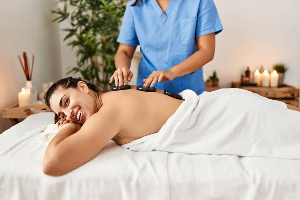 Deux Femmes Thérapeute Patient Ayant Séance Massage Dos Utilisant Des — Photo